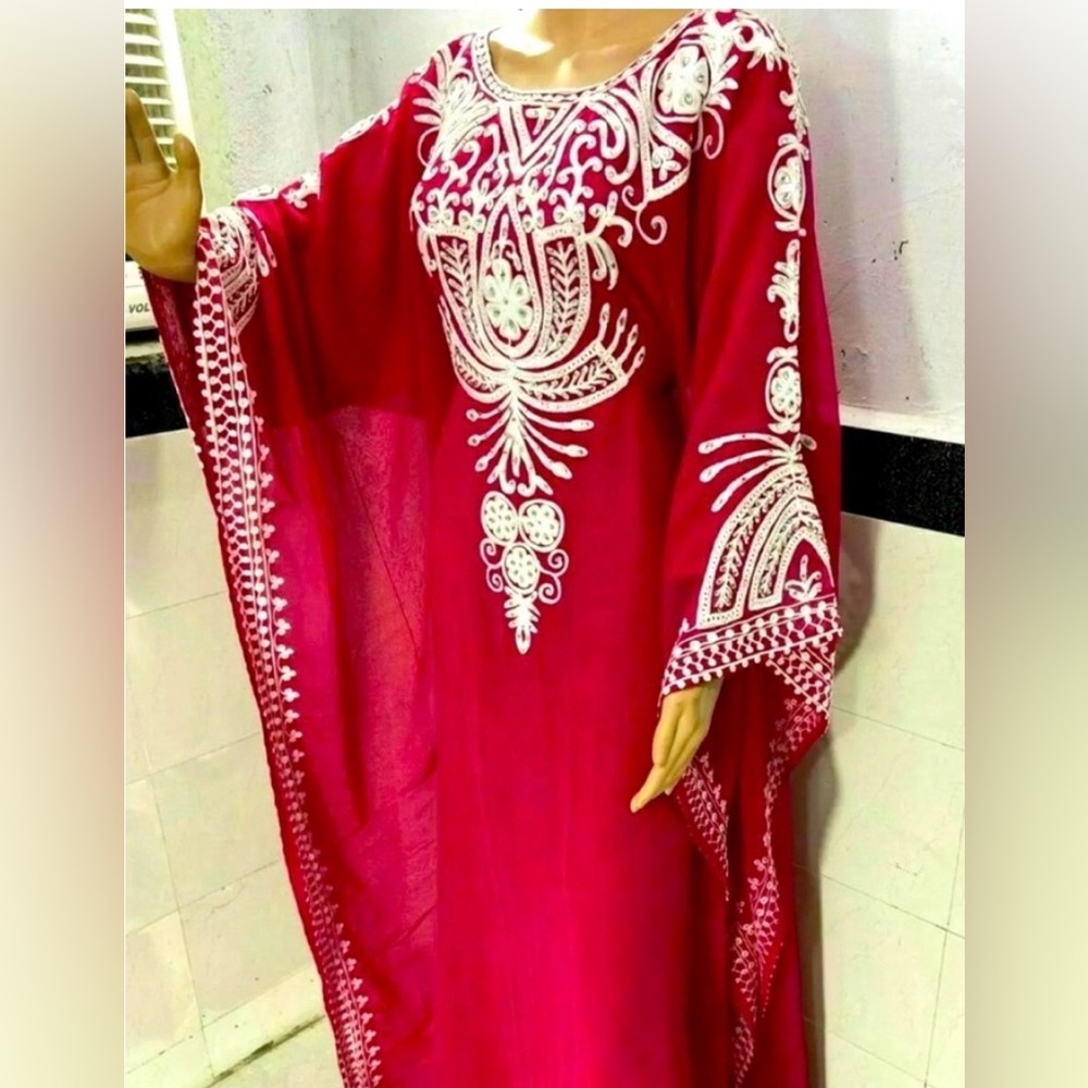 Elegant Red and White Embroidered Kaftan M